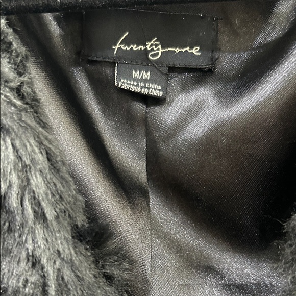 Elegant Black Faux Fur Shrug with Pearl Necklace - Picture 3 of 5